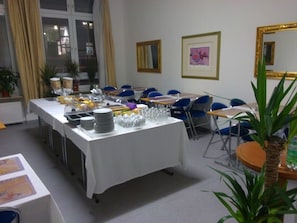 Tägliches Frühstücksbuffet (12 EUR pro Person)