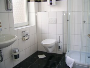 Ducha, secador de pelo y toallas