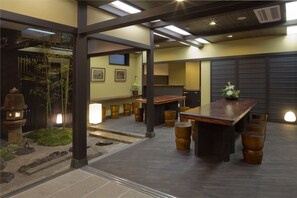 Lobby lounge