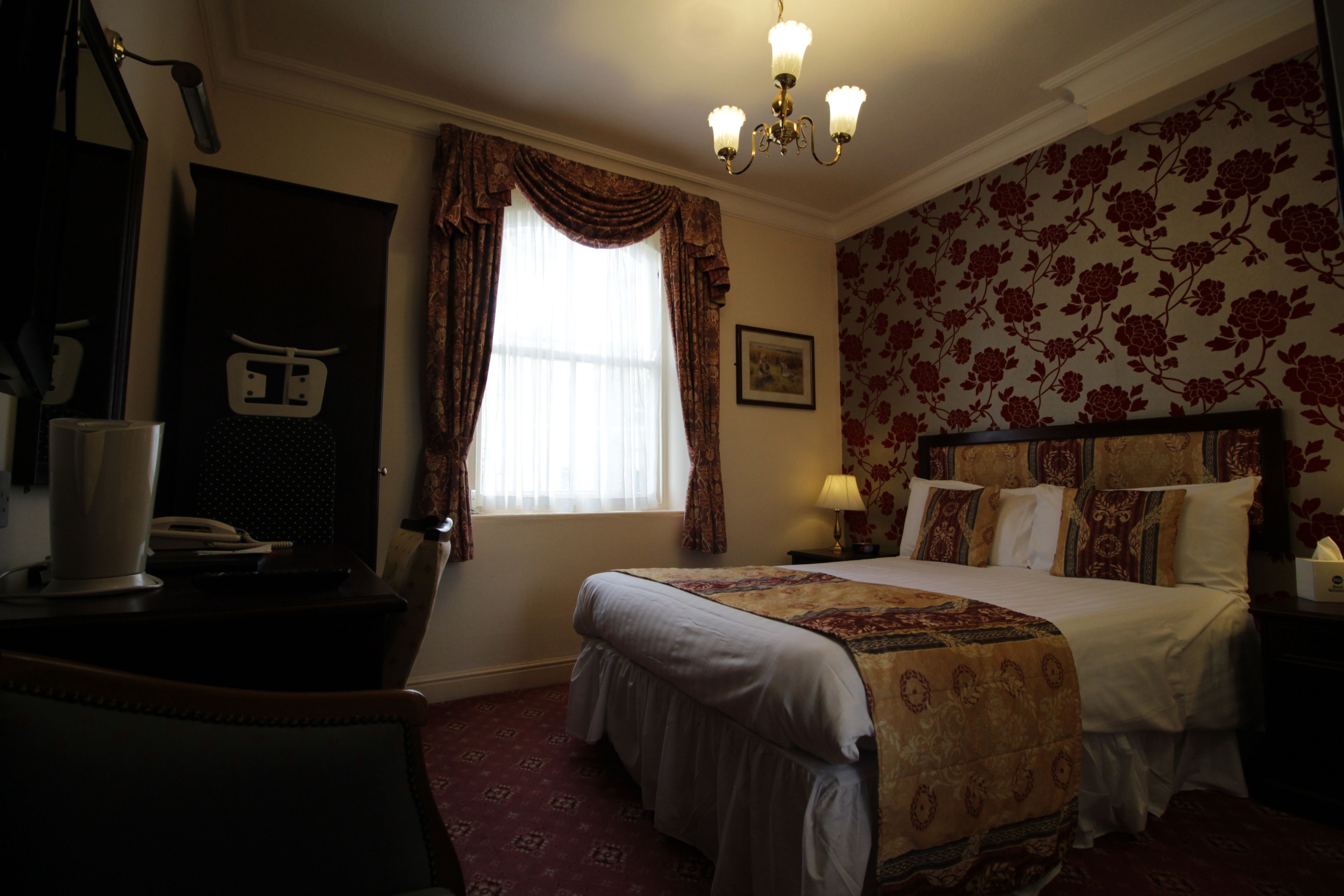family room, 1 king bed, non smoking | desk, blackout curtains, iron/ironing board, free wifi