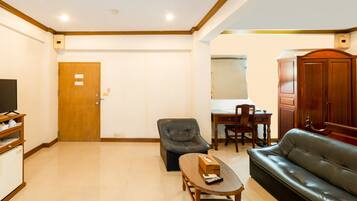 Deluxe Triple Room | Minibar, desk, soundproofing, free WiFi