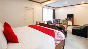 Deluxe Triple Room | Minibar, desk, soundproofing, WiFi (free)