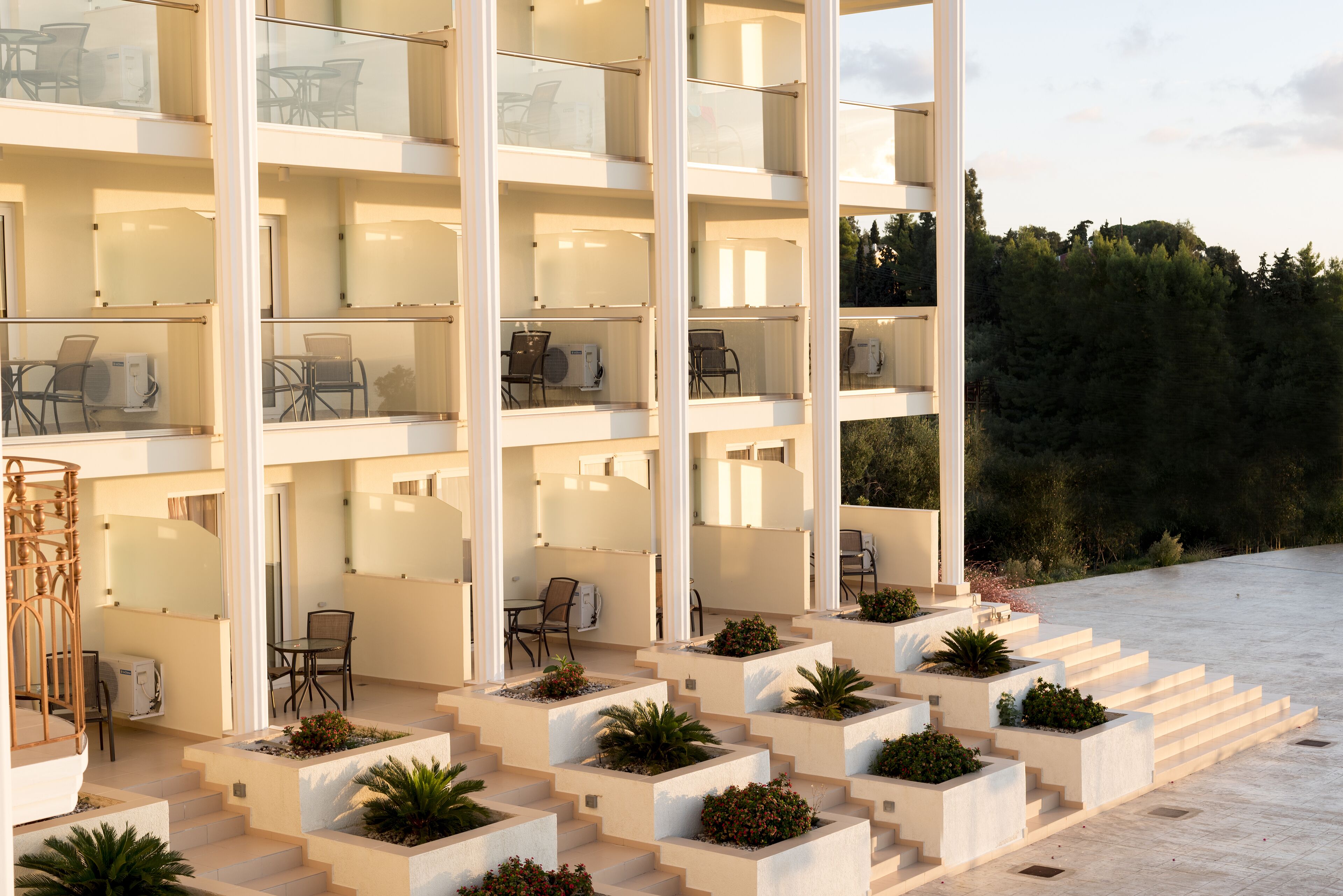 Poolfront Double Room with Sea View | Surmatelas, coffres-forts dans les chambres, bureau, rideaux occultants