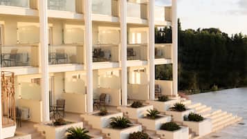 Poolfront Double Room with Sea View | Surmatelas, coffres-forts dans les chambres, bureau, rideaux occultants