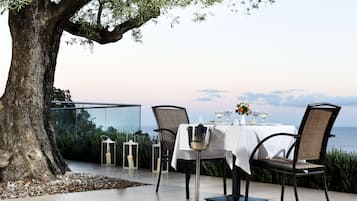 Petit déjeuner et dßner servis sur place, vue sur la piscine