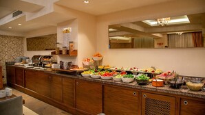 Un buffet garni de divers plats et un miroir placé au-dessus.