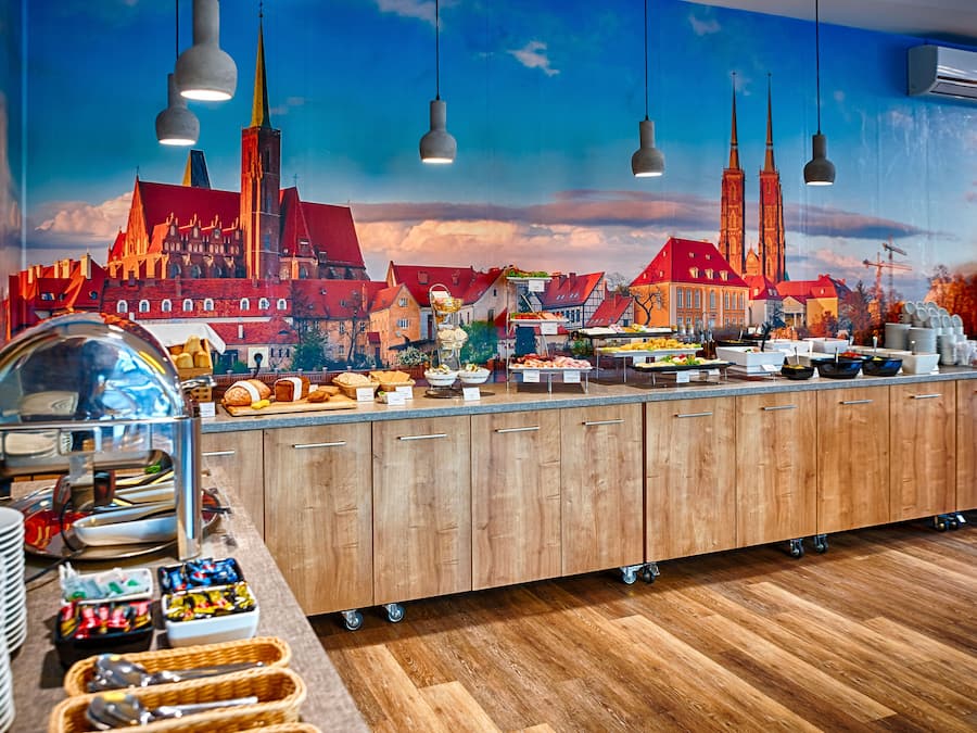 Daily buffet breakfast (PLN 55 per person)