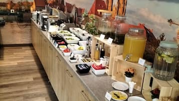 每日供應吃到飽早餐 (每人 PLN55)