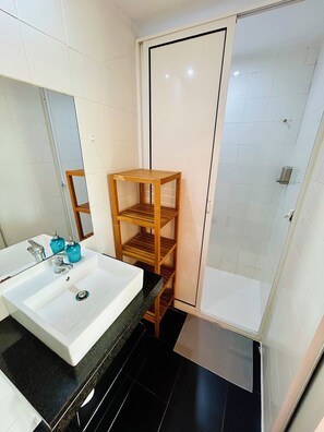 Bed in 6-Bed Mixed Dormitory Room | Bathroom | Shower, rainfall showerhead, soap, shampoo - Wine Hostel (Porto)