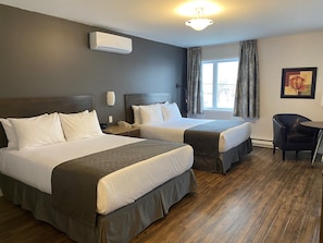 Superior Room, 2 Queen Beds (Plus) | Hypo-allergenic bedding, desk, laptop workspace, blackout curtains - Hôtel Centre-Ville (Montmagny)