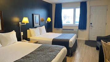 Habitación económica, 2 camas matrimoniales | Escritorio, espacio para trabajar con laptop y cortinas blackout