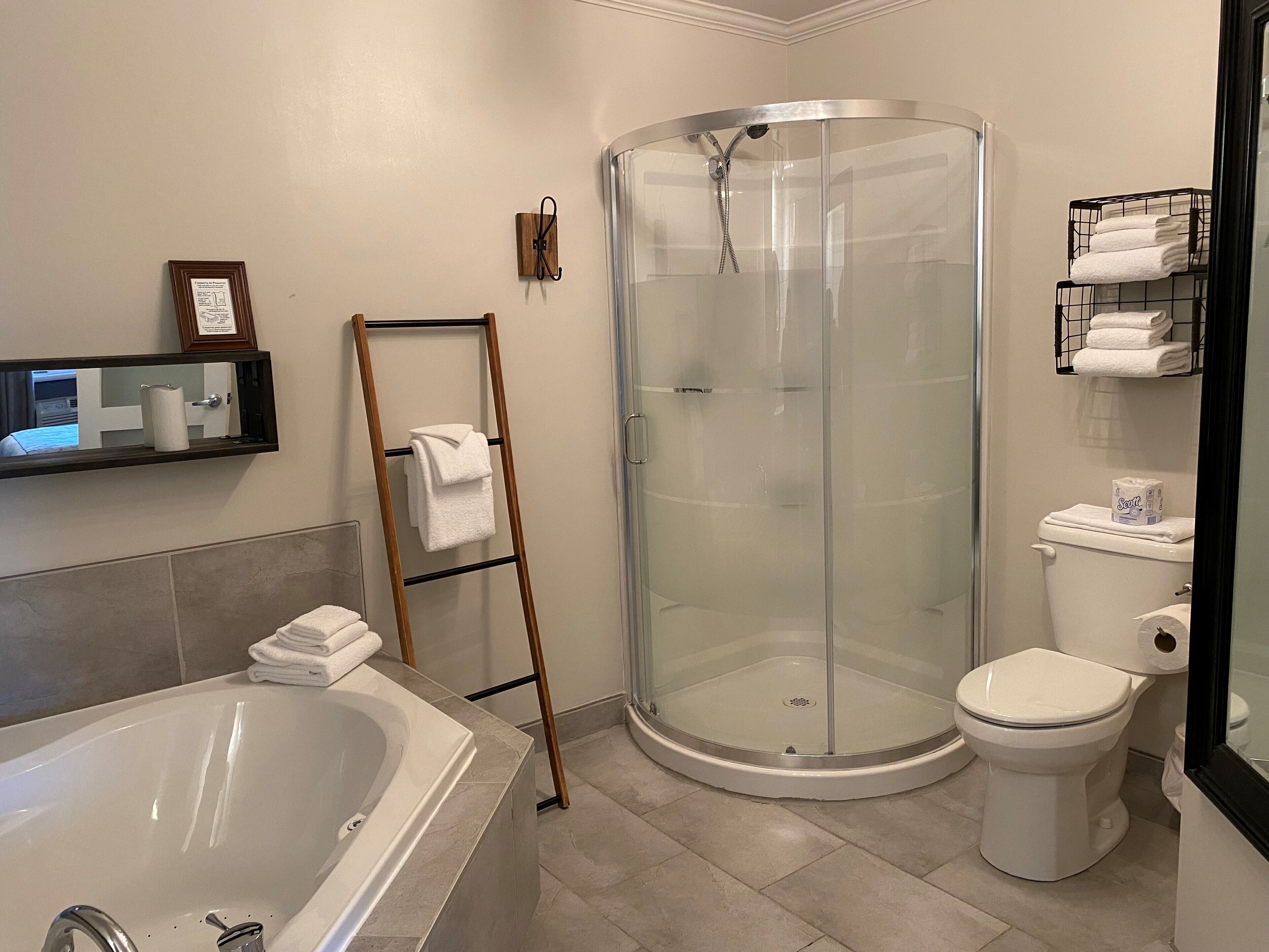 Junior-suite | Badeværelse | Miljøvenlige toiletartikler, hårtørrer, håndklæder