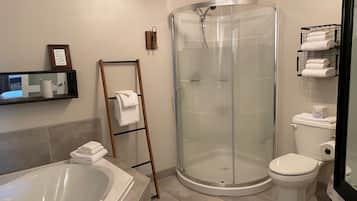Junior-suite | Badeværelse | Miljøvenlige toiletartikler, hårtørrer, håndklæder