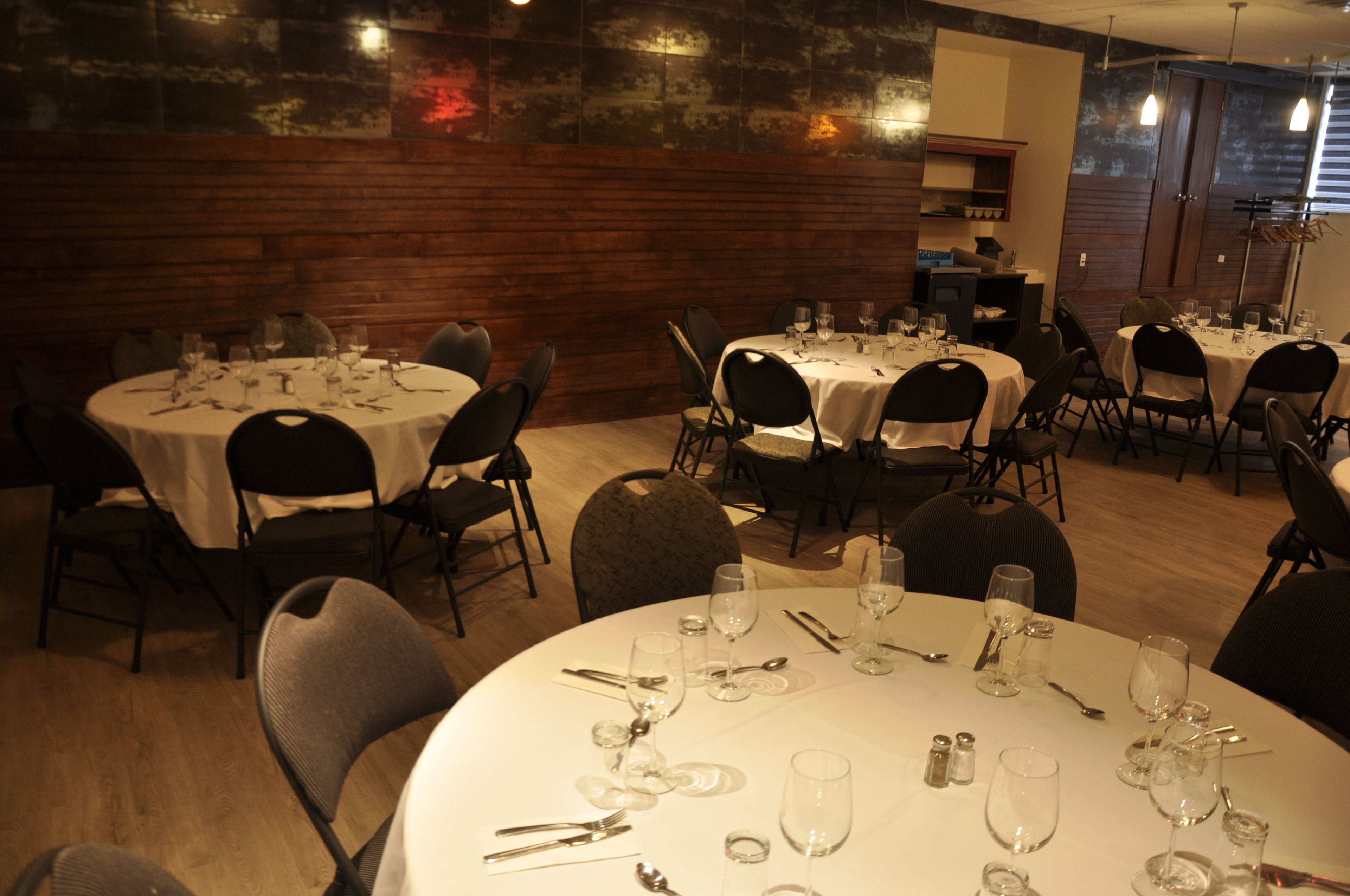 2 restaurants, breakfast served