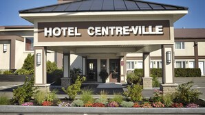 A hotel entrance with a sign reading "HOTEL CENTRE-VILLE". - Hôtel Centre-Ville (Montmagny)