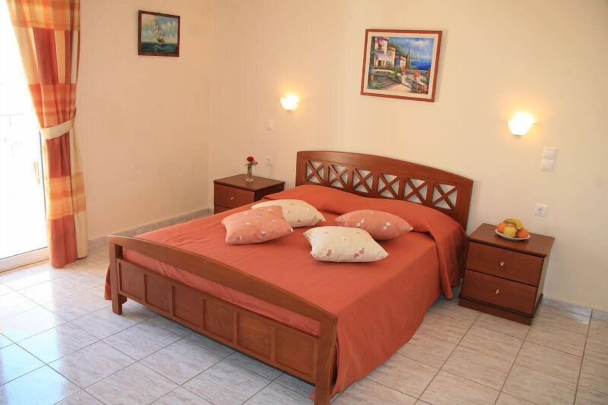 Iron/ironing board, free WiFi, bed sheets