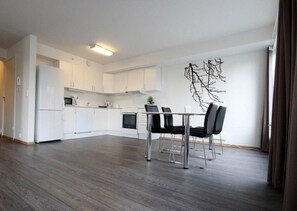 Apartment, 2 Schlafzimmer | Eigene Küche | Großer Kühlschrank, Mikrowelle, Ofen, Herdplatte