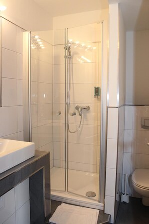 Een douche, gratis toiletartikelen, een haardroger, handdoeken