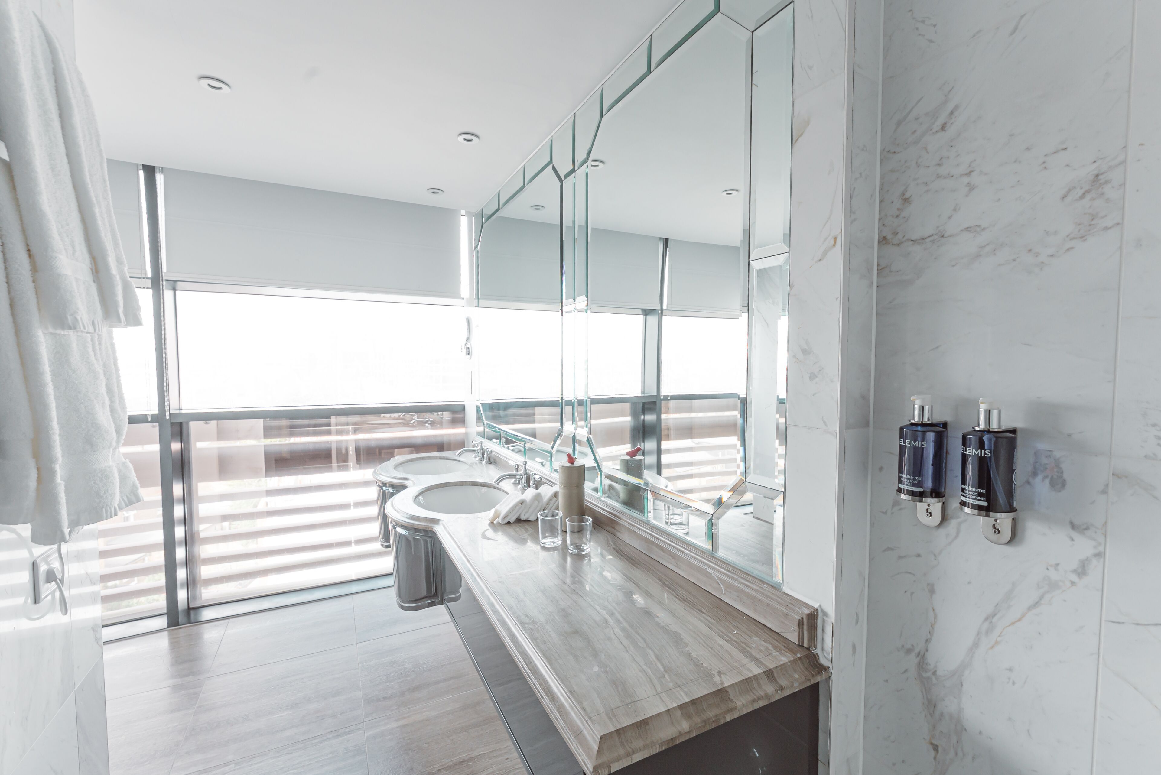 studio suite | bathroom | shower, free toiletries, hair dryer, towels