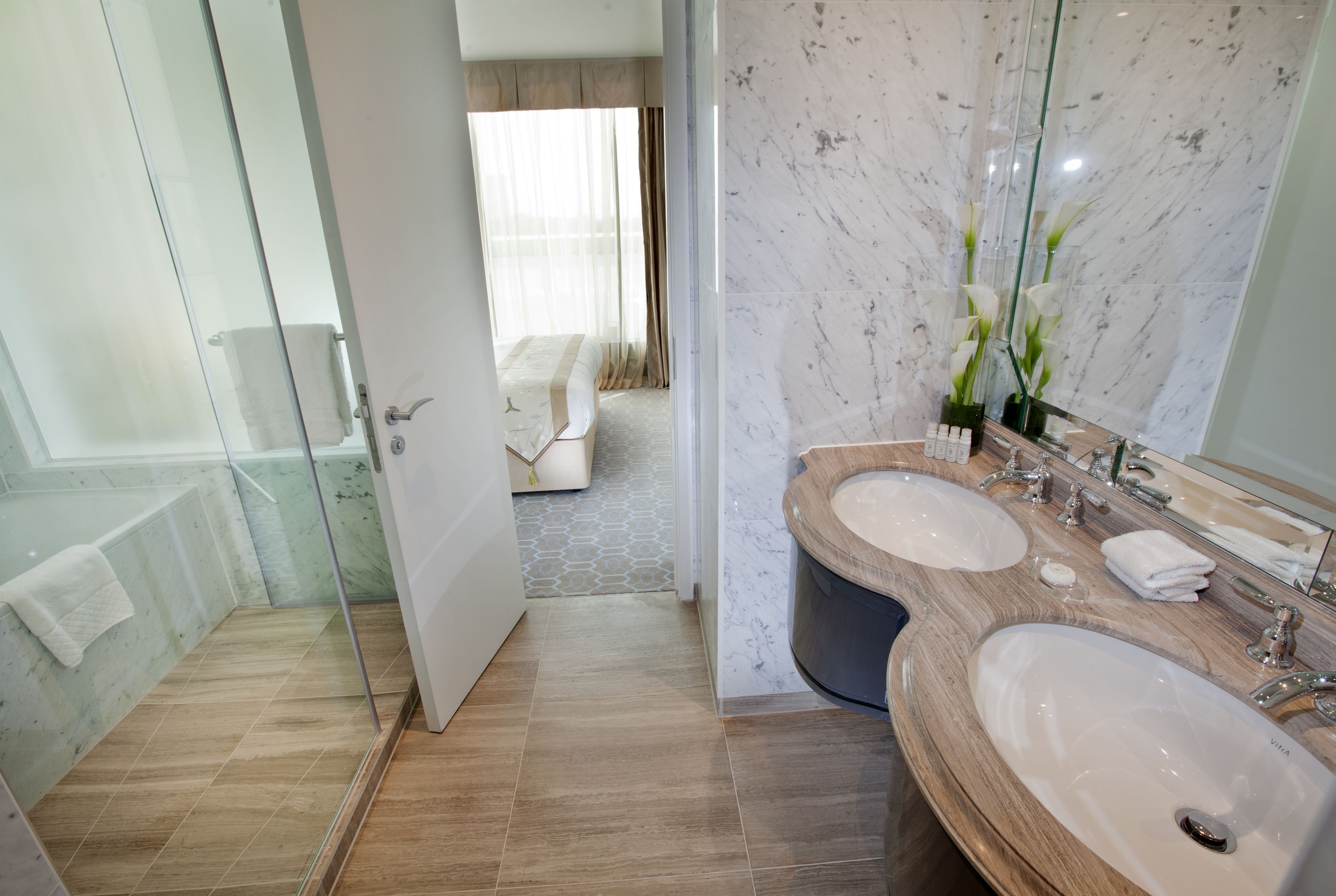 studio suite | bathroom | shower, free toiletries, hair dryer, towels