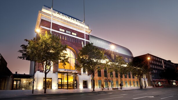 A modern building with a glass facade and a sign that reads "DORSETT". - Dorsett Shepherds Bush (London)