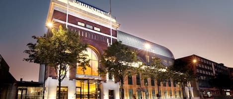 Façade de lâhĂ©bergement â soirĂ©e/nuit