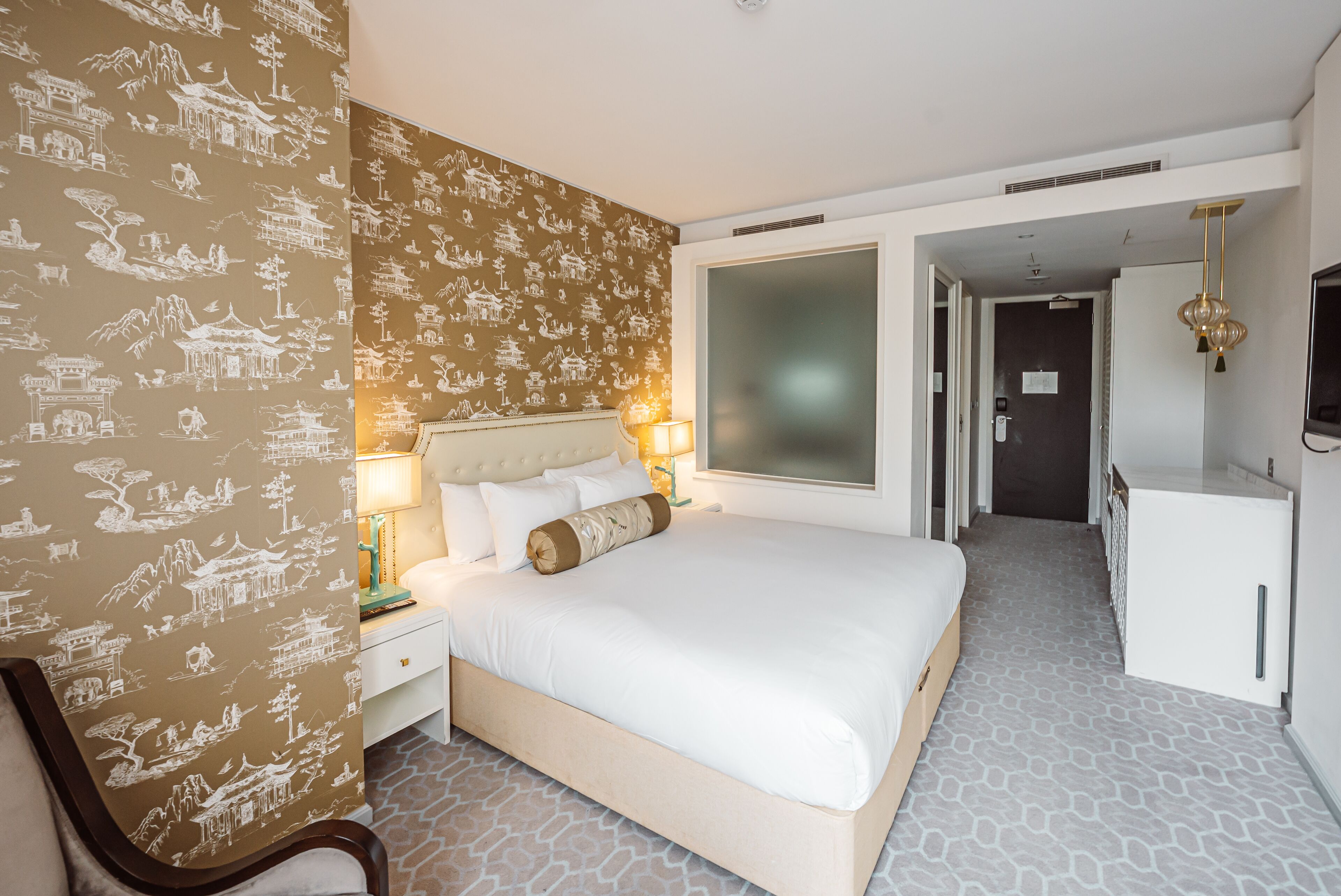 deluxe room, 1 king bed | premium bedding, minibar, in-room safe, desk