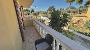 Camera quadrupla, balcone | Una cassaforte in camera, insonorizzazione