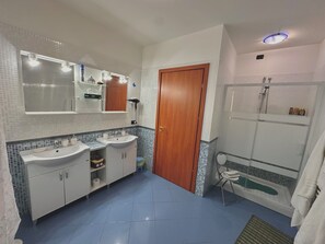Quadruple Room, Balcony | Bathroom | Shower, free toiletries, hair dryer, bathrobes - B&B Mariposa (Collecorvino)
