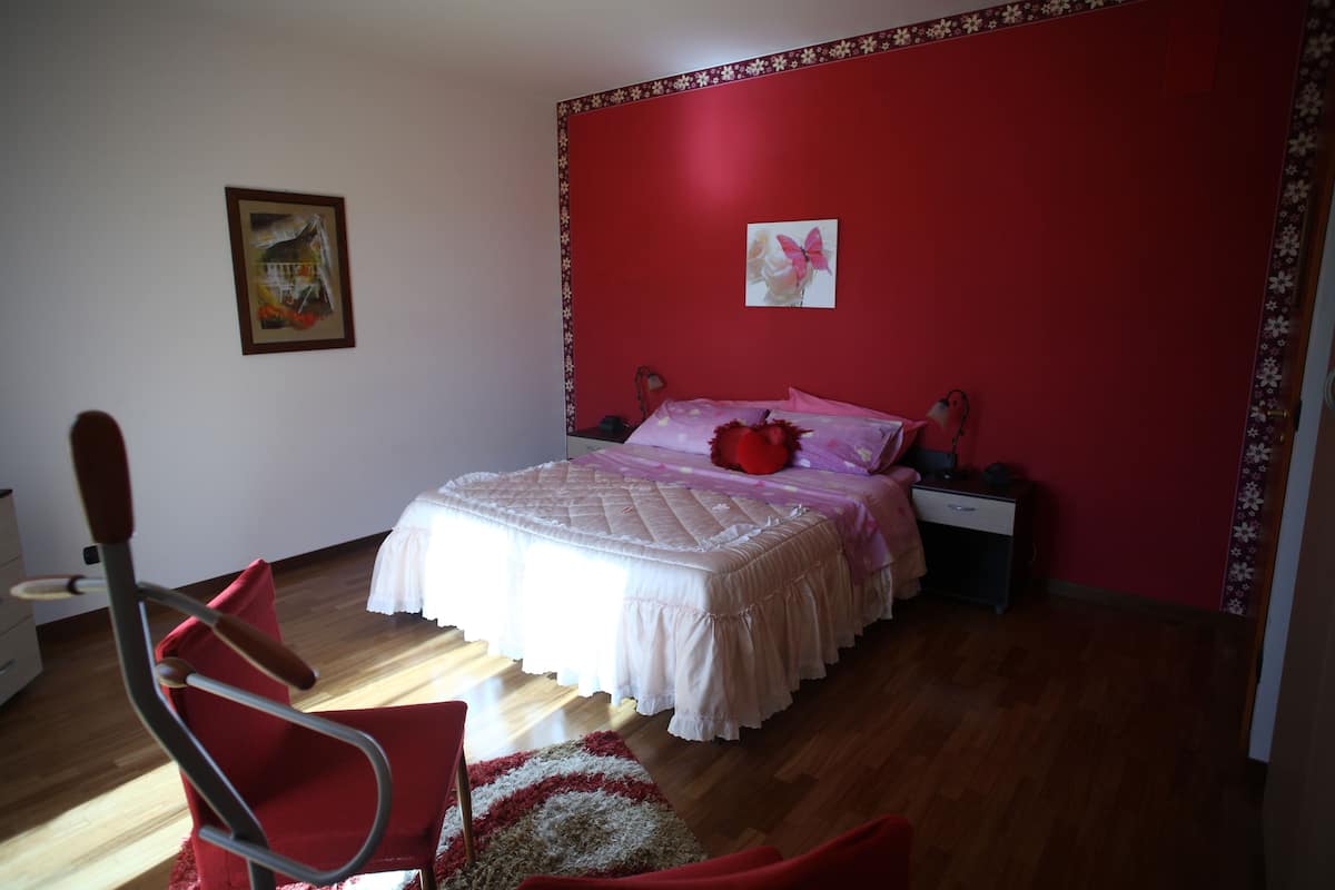 In-room safe, soundproofing, free cribs/infant beds, rollaway beds