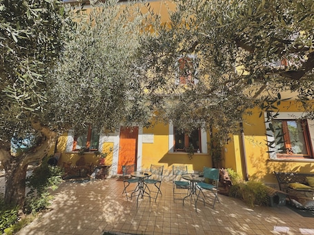 Exterior detail. B&B Mariposa