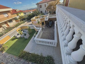 Habitación cuádruple, balcón | Vistas al jardín