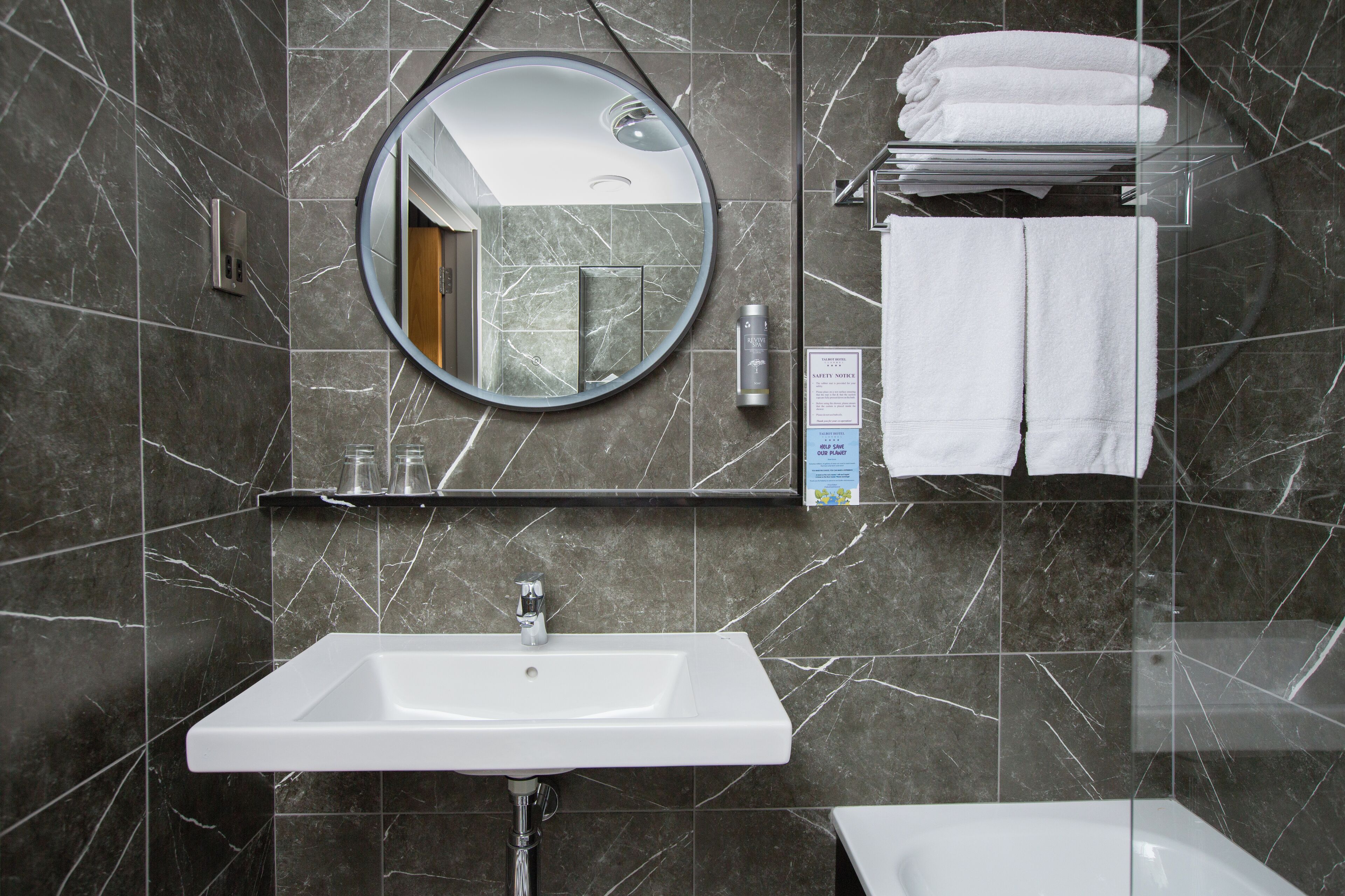 combined shower/bathtub, eco-friendly toiletries, hair dryer, towels