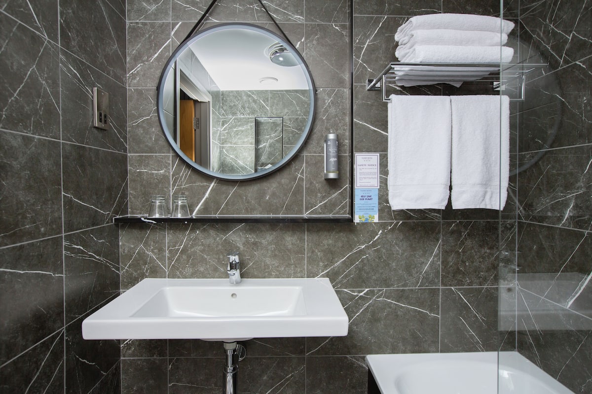 combined shower/bathtub, eco-friendly toiletries, hair dryer, towels