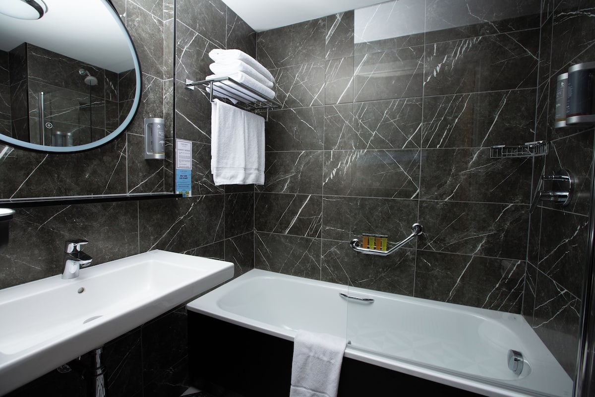 family room | bathroom | combined shower/bathtub, eco-friendly toiletries, hair dryer, towels