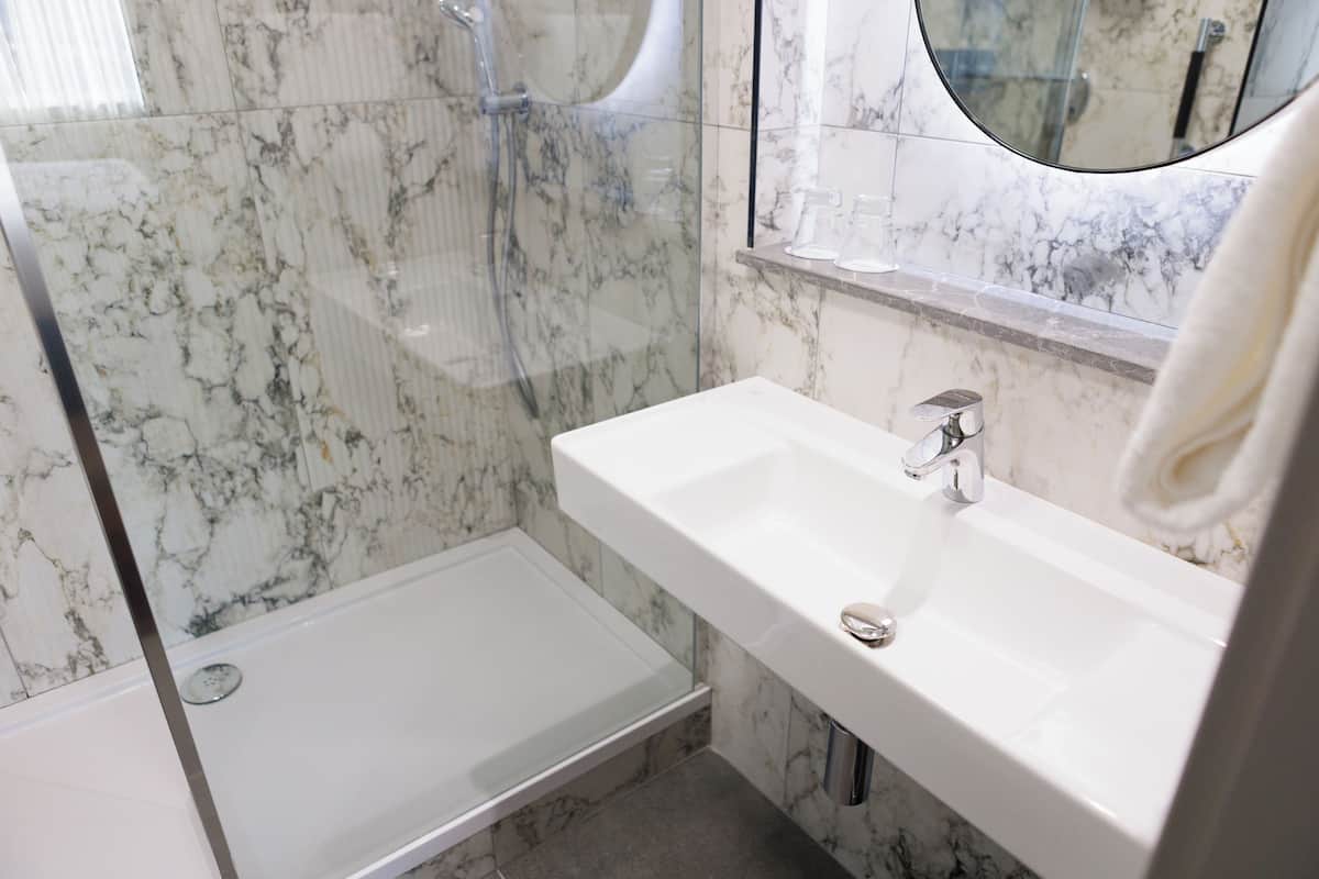 executive double room | bathroom | combined shower/bathtub, eco-friendly toiletries, hair dryer, towels