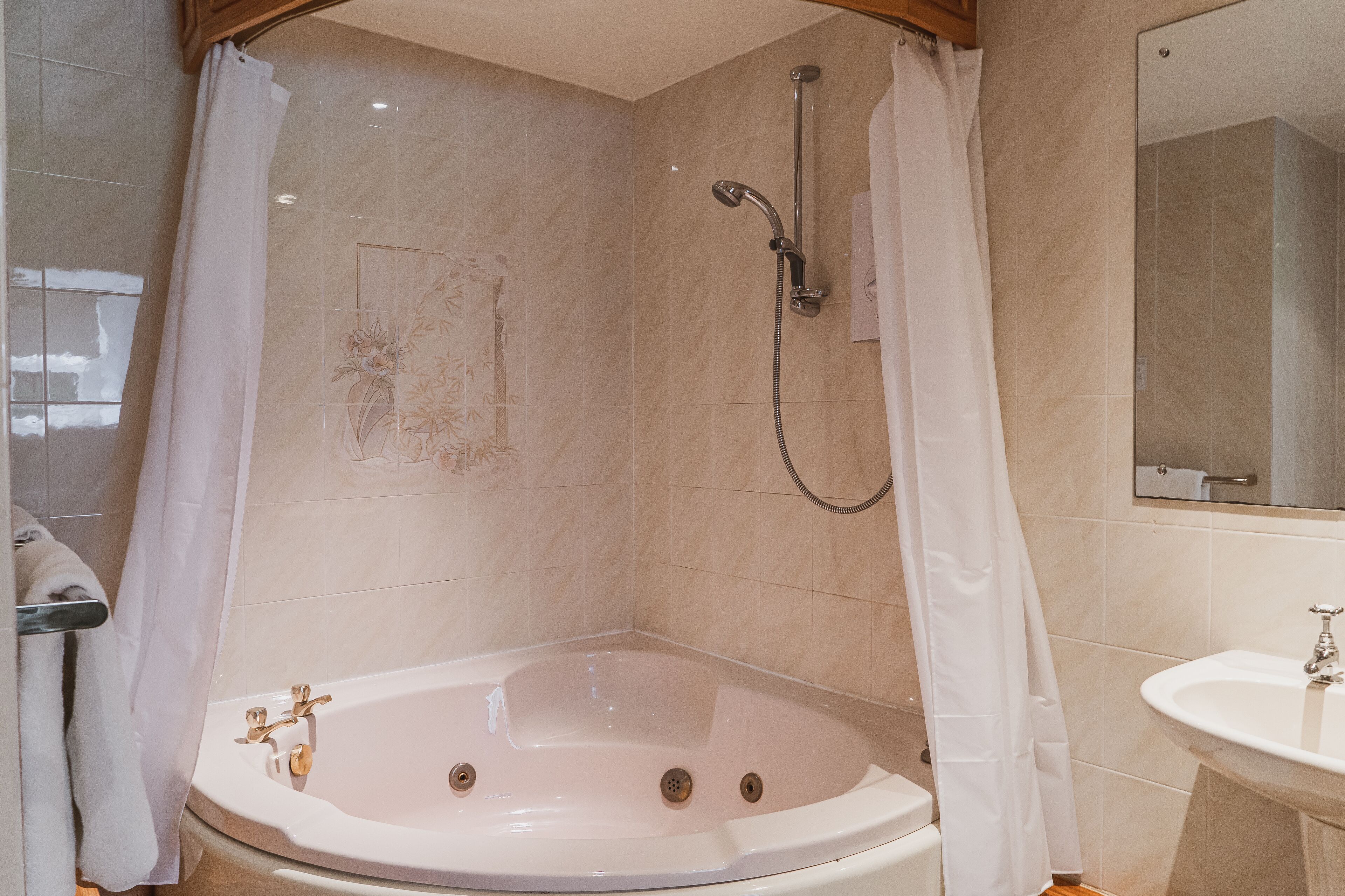 superior double room | bathroom | deep-soaking bathtub, free toiletries, hair dryer, towels