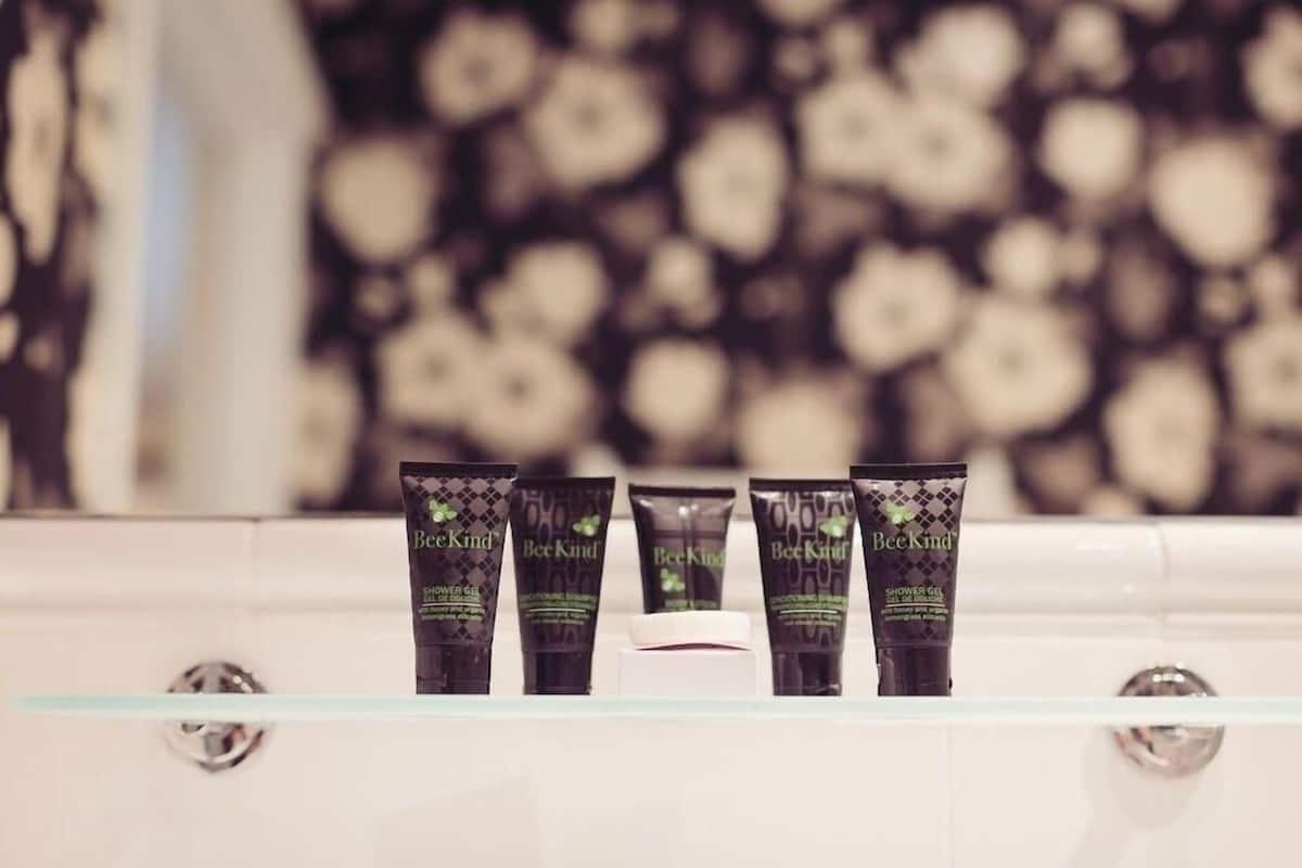 Commodités de la salle de bain | Baignoire profonde, articles de toilette (gratuits), séchoir à cheveux