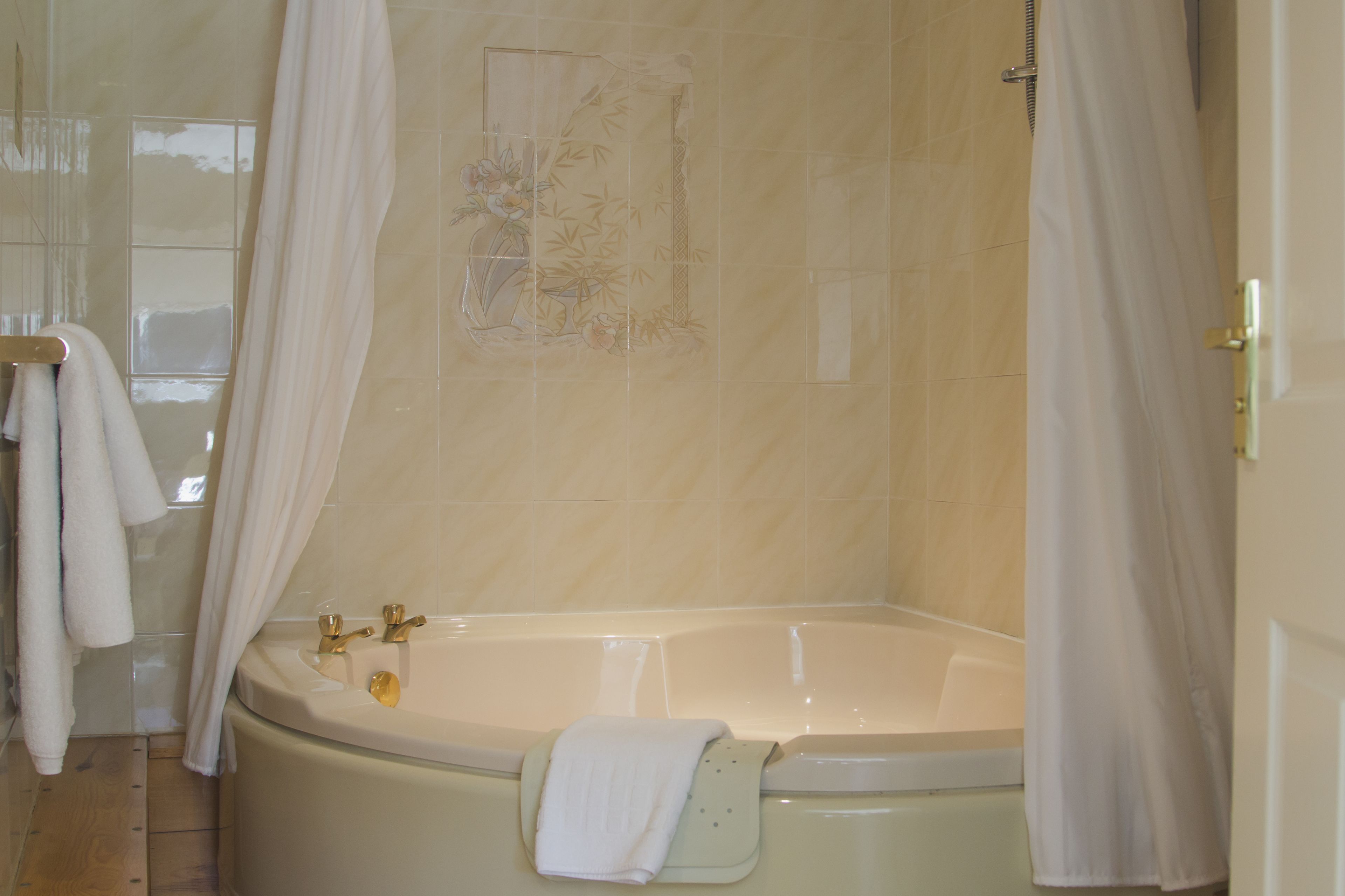 family room | bathroom | deep-soaking bathtub, free toiletries, hair dryer, towels