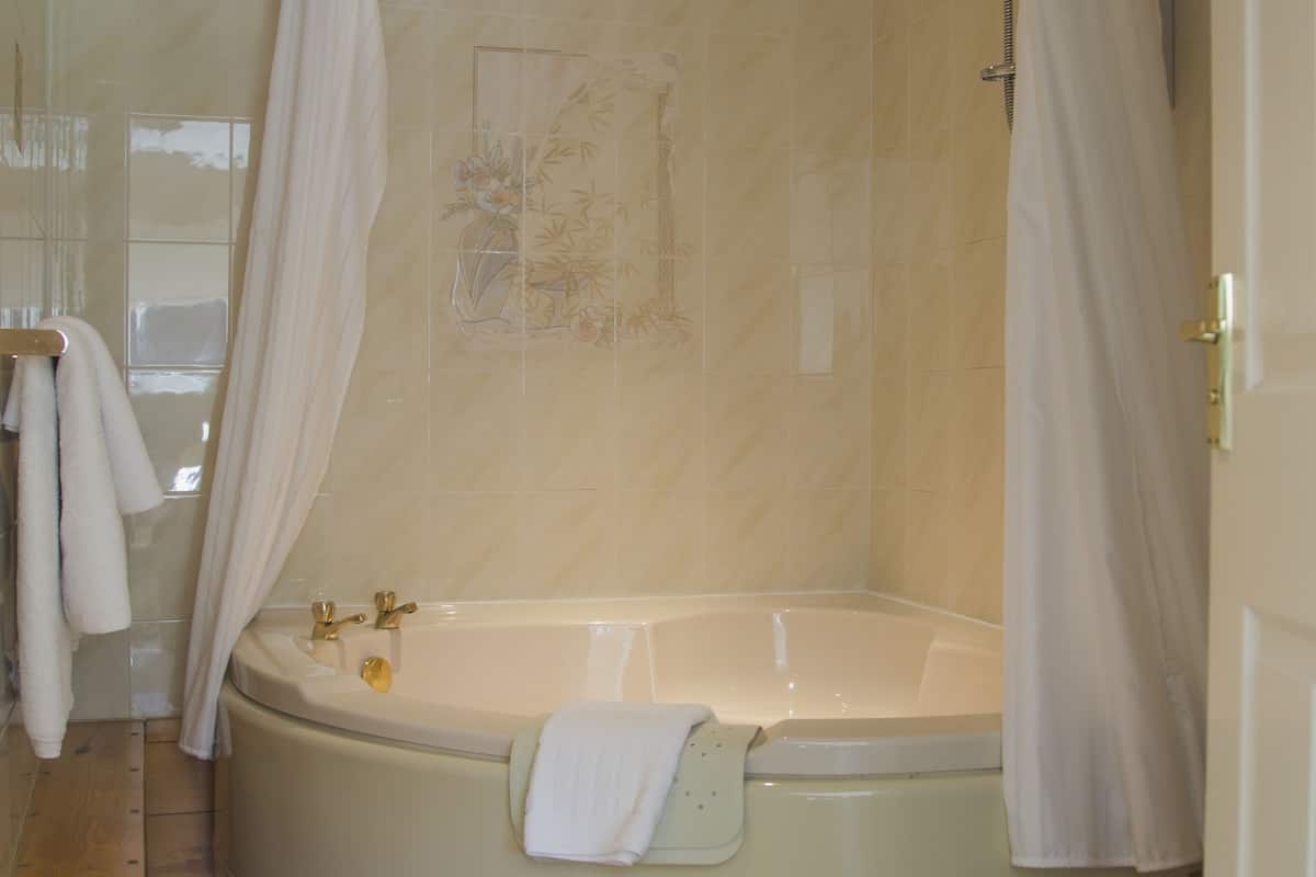 family room | bathroom | deep-soaking bathtub, free toiletries, hair dryer, towels