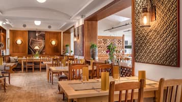 2 restaurants servant le petit déjeuner, le déjeuner et le dîner
