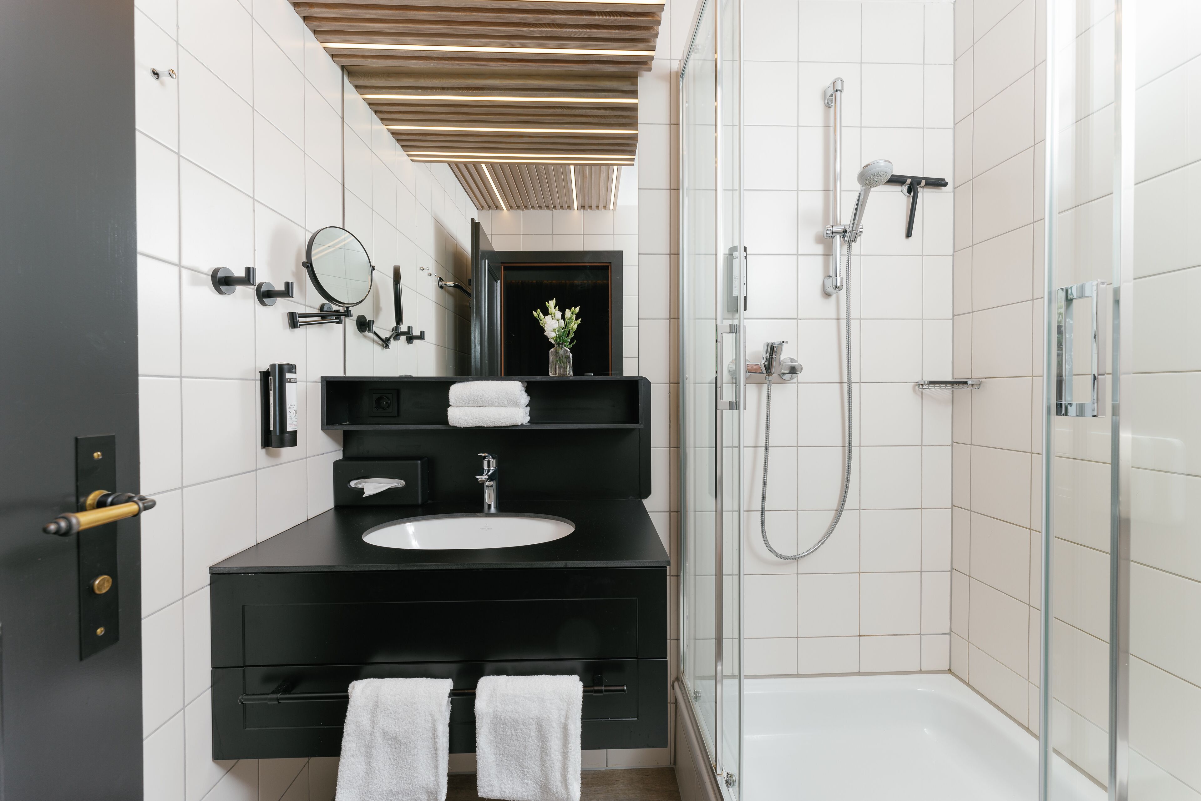 hotel-double room sea view | bathroom | hair dryer, bathrobes, towels