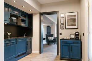 Großer Kühlschrank, Herdplatte, Wasserkocher mit Kaffee-/Teezubehör