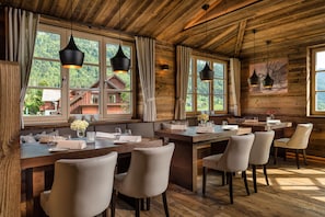 2 restaurants servant le petit déjeuner, le déjeuner et le dîner