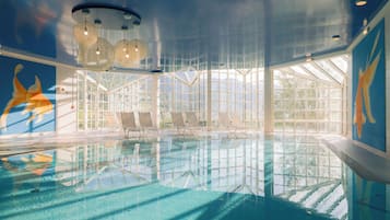 Indoor pool, sun loungers