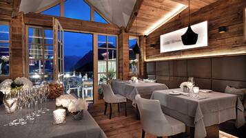 2 restaurants, breakfast served