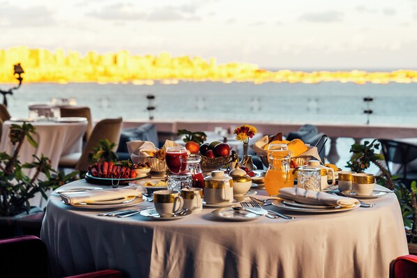 2 restaurants servant le petit déjeuner, spécialités Cuisine française