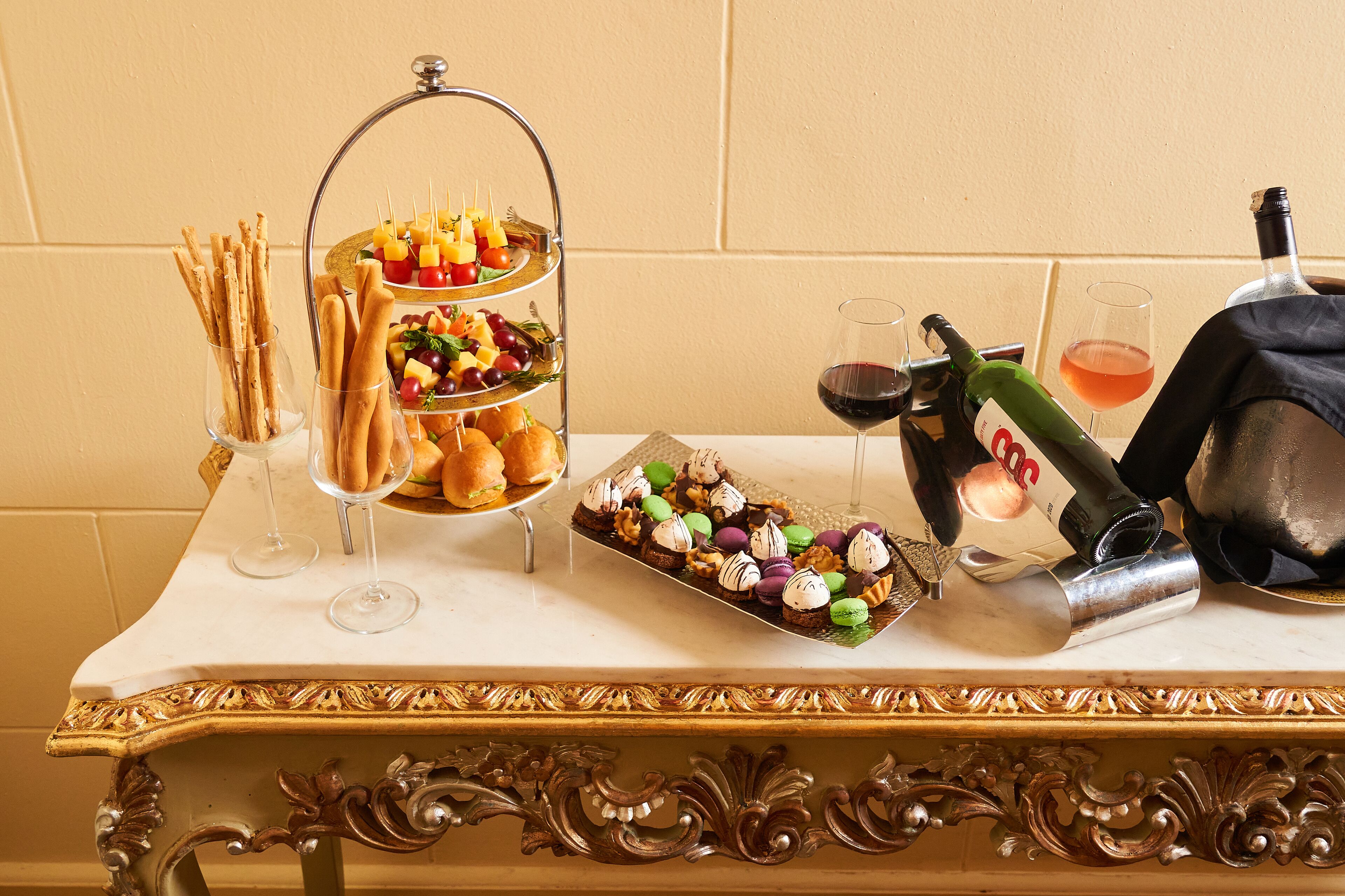 2 restaurants, breakfast, lunch, dinner served; French cuisine