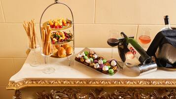 2 restaurants, breakfast, lunch, dinner served; French cuisine