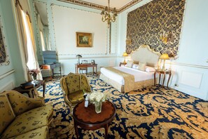 Golden Paradise Suite Direct Sea View | Minibar, caja de seguridad en la habitación y escritorio 